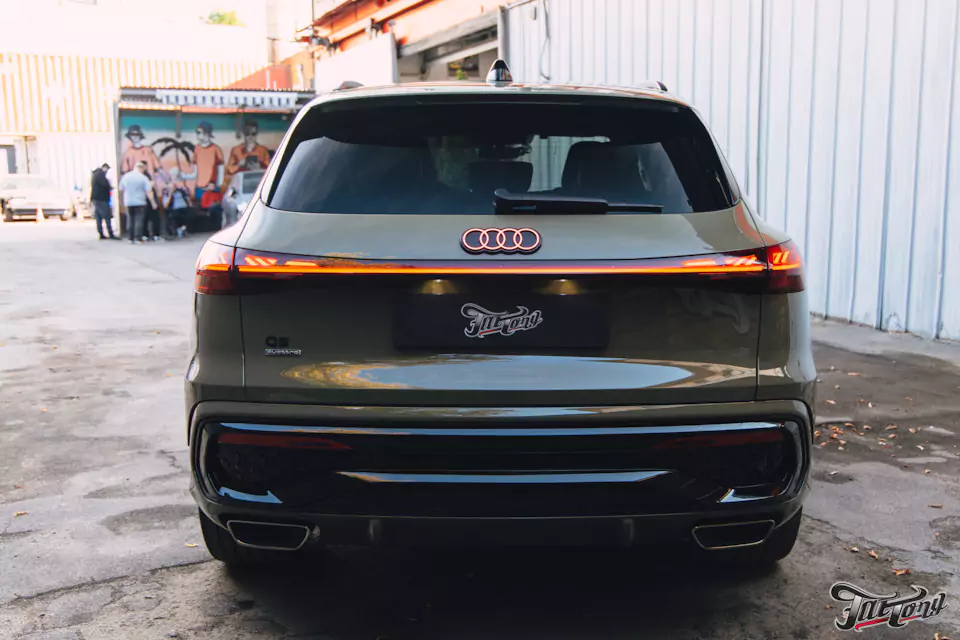 Забронировали Audi Q5 L прозрачным глянцевым полиуретаном, выполнили шумоизоляцию дверей и арок, установили видеорегистратор